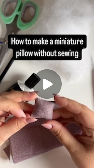 Miniature Pillows Diy, How To Make Mini Stuff, Diy Doll House Furniture, Miniature Crafts Diy, Diy Miniature Furniture, Miniature Pillows, Felt Doll House, Felt Envelope, Making Miniatures