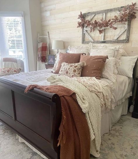 17 Best Farmhouse Bedroom Decorating Ideas You'll Love For Fall Condo Loft, Farmhouse Style Bedrooms, House Mediterranean, Fall Bedroom, Farmhouse Bedroom Decor, Farmhouse Bedroom, Sustainable Home, Closet Bedroom, Shabby Chic Homes