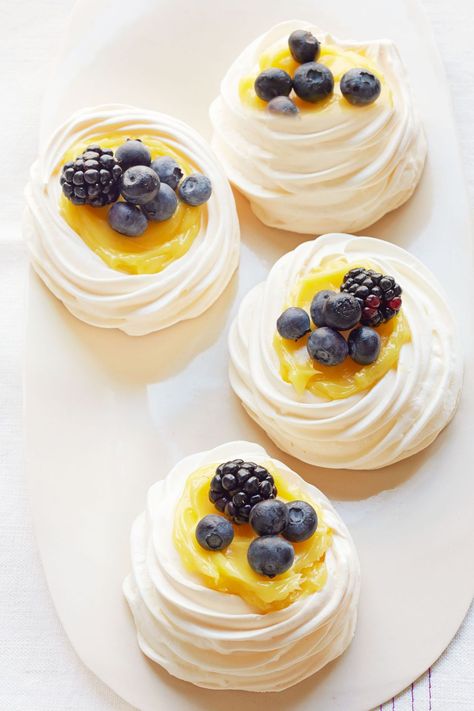 Lemon-Berry Meringue Nests Meringue Bars, Meringue Nests, Mini Meringues, Lemon Curd Cake, Mint Julep Recipe, Lemon Pudding Cake, Easy Easter Desserts, Vanilla Recipes, Chocolate Sugar Cookies