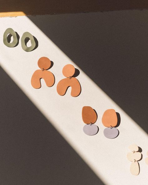 ceramic earrings +++ fall colours +++ abstract shapes +++ alive_mag Necklace Shoot, Fall Shapes, Earring Photography, Clay Activity, Ceramic Accessories, Hip Jewelry, Contemporary Handmade Jewelry, Earring Inspo, Ceramic Accessory