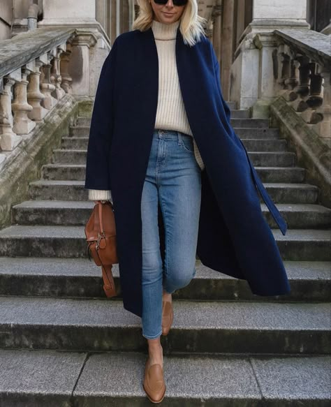 Navy Coat Outfit, Pijamas Women, Paris Mode, Blue Coat, Coat Outfits, Mode Inspo, Looks Style, Mode Inspiration, Outfit Casual