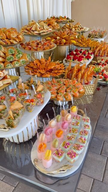 High End Catering Ideas, Wedding Shower Food Display, Luxury Buffet Food, Catering Italian Food, Elegant Catering Display Presentation, Gourmet Canapes Catering, Dinner Party Buffet, Wedding Shower Food, Food Set Up