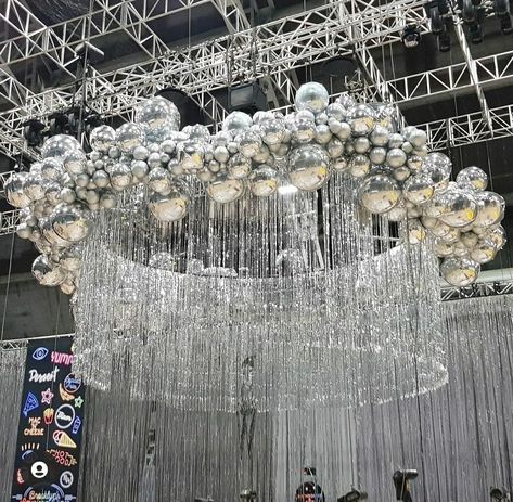 Silver White Decorations Party, Silver Disco Theme Party, Balloon Ceiling Installation, Chrome Party Theme, Silver Event Decor, Silver Theme Party Decoration, Silver Party Theme, Silver Installation, Silver Birthday Party