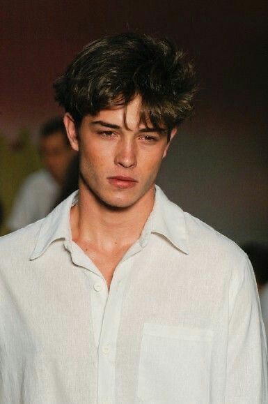 francisco lachowski 90s Hairstyles Men, Chico Lachowski, Francisco Lachowski, 90s Hairstyles, The Perfect Guy, Aesthetic Guys, Attractive Guys, Leonardo Dicaprio, Cortes De Cabello