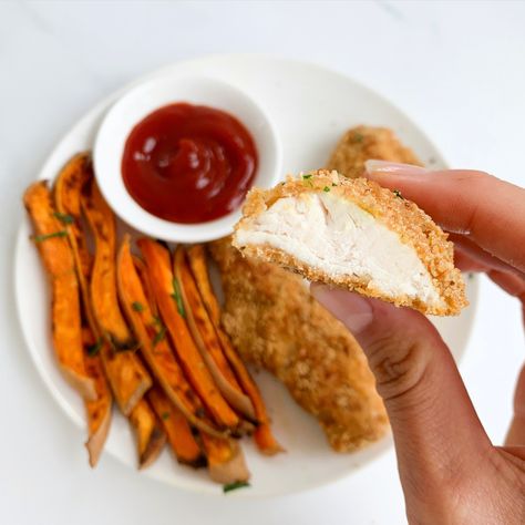 Healthy Baked Chicken Tenders - Calla's Clean Eats Callas Clean Eats, Baked Chicken Tenders Healthy, Healthy Baked Chicken, Baked Chicken Tenders, Chicken Tender, Healthy Baked, Comfort Food Recipes, Fish Dinner, People Eating