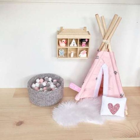 modern dollhouse rug, white faux fur rug, modern dollhouse furniture, modern dollhouse DIY ideas, modern dollhouse interior, dollhouse DIY furniture White Faux Fur Rug, Barbie Bebe, Dollhouse Modern, Modern Dolls House, Modern Dollhouse Furniture, Dollhouse Nursery, Mini Dollhouse, Dollhouse Rug, Heart Cushion