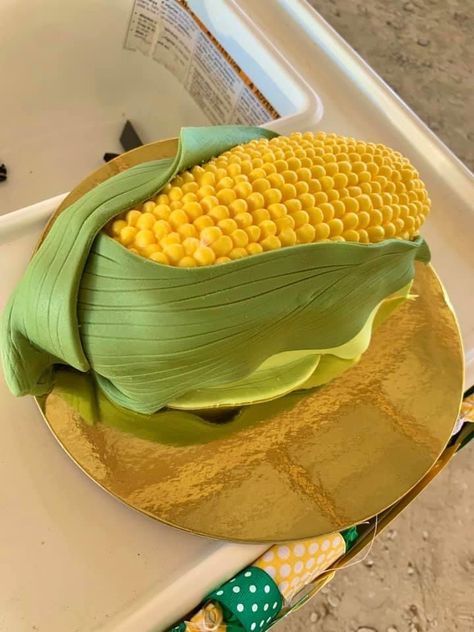 Corn Shaped Cake, Corn Birthday Cake, Farm Themed Cake, Corn Party, John Deere Cake, Party Planning Food, Sweet Corn Cakes, Farm Animal Cupcakes, Peanut Cake