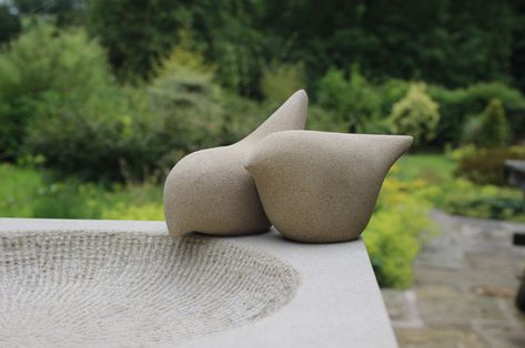 Stone Carving Ideas Simple, Bird Clay Sculpture, Simple Clay Sculpture, Easy Sculpture Ideas, Ceramic Birdbath, Sculpture Easy, Easy Clay Sculptures, Bird Sculptures, Stone Sculptures