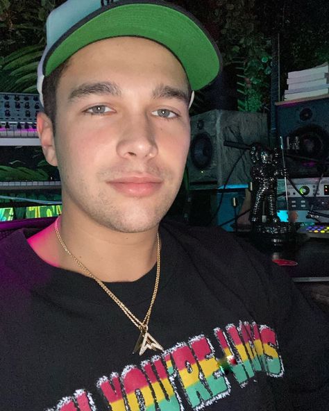 13 Likes, 0 Comments - Blehhhh (@mahoneappreciation) on Instagram: “😩😩😭. I miss his face. @austinmahone #austinmahone” Carter Reynolds, Taylor Caniff, Hottest Male Celebrities, Austin Mahone, Emo Guys, Cameron Dallas, Big Sean, Celebrity Dads, Tumblr Boys