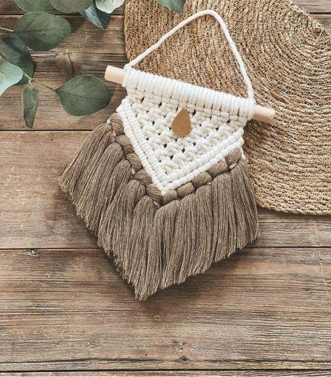 Diy Macrame Plant Hanger Easy, Macrame Projects Ideas, Pola Macrame, Macrame Wall Hanger, Wire Knitting, Macrame Knots Tutorial, Makramee Diy, Boho Crafts Diy, Macrame Knots Pattern