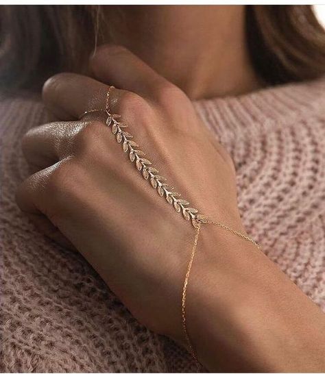 Vintage Jewelry Aesthetic, Jóias Body Chains, Unique Wedding Jewelry, Hand Chain Jewelry, Hand Chain Bracelet, Pretty Jewelry Necklaces, Fancy Jewellery Designs, Jewelry Aesthetic, Hand Accessories