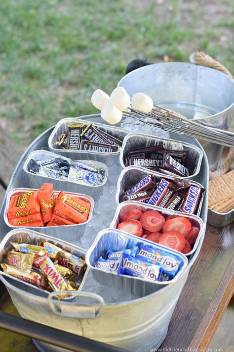 S'mores Party Platters are a New Twist On Classic Smores. Get creative with loaded smores that are perfect for summer fun in the backyard. www.kidfriendlythingstodo.com Hosting Bonfire Party, S’mores Storage Ideas, Fall Smores Party, Smores Themed Birthday Party, S’mores Birthday Party Theme, Smores Station For Party, Smores Party Ideas, S’mores Station, S’mores Bar