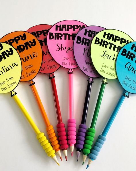 It’s your last chance to claim our FREE Birthday Balloon Straw Toppers! 🎉🎈 ⠀ What we looove about this cute gift is how truly versatile it is! From pencils to drink bottles, SWIPE to explore the fun ways we’ve seen this resource used! 🫶 ⠀ ⬇️⬇️⬇️ To access the freebie, head to the link in our bio or comment 'CELEBRATE' and I’ll send you the last-chance link! ⠀ Offer ends TONIGHT. Be quick besties! ⠀ 📸 @miss_chahoud, @teachingwithmiss.w & @_miss_williams_ ⠀ #MissJacobsLittleLearners Birthday For Students, Student Birthday Gifts From Teacher, Gifts For Students From Teacher, Class Gift Ideas, Classroom Birthday Gifts, Gifts For Your Students, Student Birthday Gifts, Sunshine Committee, Primary Presidency