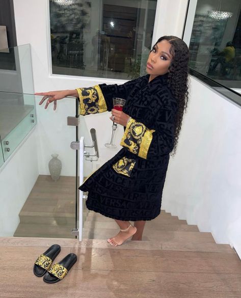 Versace Robe Black Women, Boujee Lifestyle, Baddie Ideas, Bday Outfits, Goals Videos, 21 Bday, Cute Teacher Outfits, Classy Lifestyle, Birthday Ideas For Her