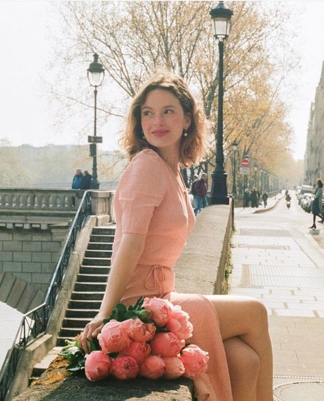 Camille Yolaine, Parisienne Chic, Parisian Lifestyle, Self Portrait Poses, Famous Girls, Fashion Wishlist, Portrait Poses, Romantic Style, Parisian Style