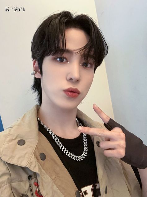 Kpop Ateez, Jeong Yun-ho, Park Seong-hwa, K Wallpaper, Hand Pictures, Stars Hollow, Gwangju, Woo Young, Record Label