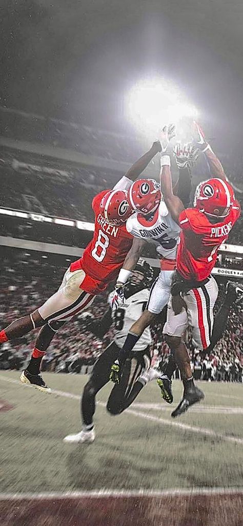 Cool Football Pictures, Football Swag, Cold Pictures, Collage Football, Football Poses, College Football Players, Georgia Bulldogs Football, Nfl Football Pictures, Nfl Football Art