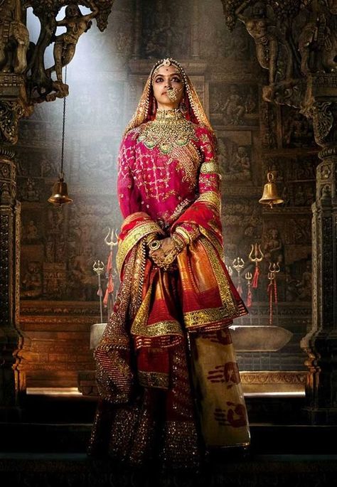 11 Bridal Looks Of Deepika Padukone That'll Never Go Out Of Fashion! | ShaadiSaga Padmavati Movie, Rajasthani Bride, Rajasthani Dress, Pengantin India, Rajputi Dress, Saree Bollywood, Perhiasan India, Indian Bride Outfits, Shahid Kapoor