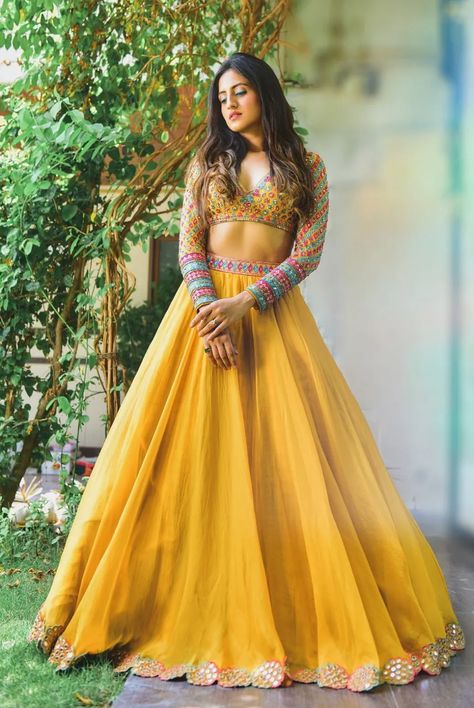 35+ Modern Brides Rocking The No-Dupatta Lehenga Look In Chic Ways! - ShaadiWish Lehenga Yellow, Haldi Ceremony Outfit, Haldi Dress, Red Lehenga Choli, Haldi Outfits, Sangeet Outfit, Simple Lehenga, Haldi Outfit, Mehendi Outfits