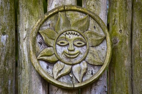 Charms and superstitions of pagan Lithuanians - EN.DELFI Midsummer Solstice, Sun Gods, Vestal Virgin, Ivy Cottage, Magic Things, Medicine Woman, Green Ivy, Witchy Stuff, Exterior Decor