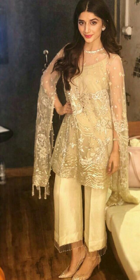 Mawra hocane Mawra Hocane Suits, Pakistani Dress Design Ideas, Pakistani Suit Design, Pakistani Dresses Design, Dresses Design Ideas, Actress Life, Urwa Hocane, Wedding Husband, Mawra Hocane