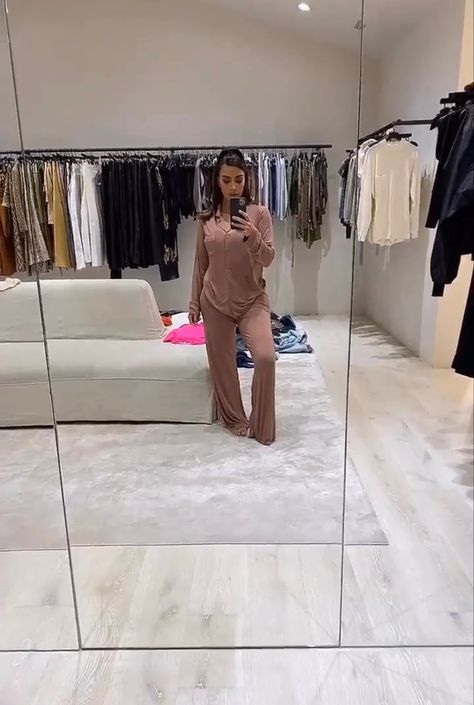 Kim Kardashian Bedroom, Kim Kardashian House Interior, Kim Closet, Walk In Robe Designs, Kim Kardashian Closet, Kim Kardashian House, Kim Kardashian Home, Kim House, Closet Organisation