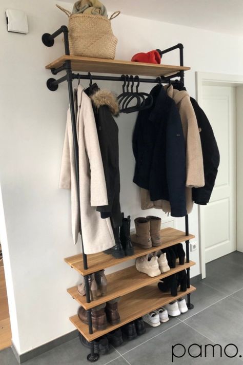 Mit Holzbrettern erweiterbar: Deine neue Garderobe im Industrial Style! Platzsparend und auch als Nischenlösung geeignet. Deine Garderobe oder auch Kleiderschrank im Industrial Stil. Interior Einrichtungsideen findest du auf unseren Social Media Kanälen und unserem Blog! Diy Garderobe, 70s Room, Garderobe Diy, Garderobe Design, Home Design Diy, Flat Ideas, Beautiful Interior Design, Diy Interior, Apartment Inspiration