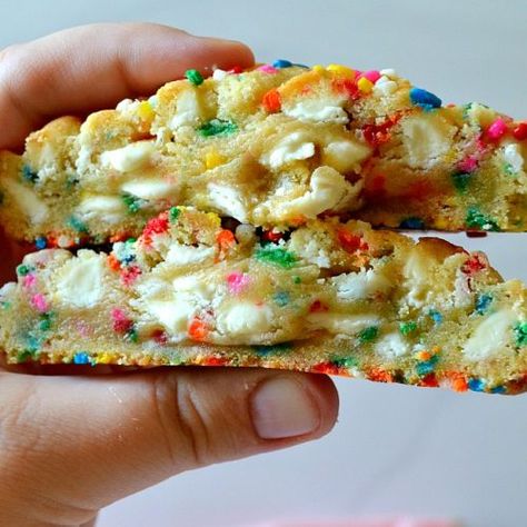 Levain Cookies, Nyc Bakery, Cake Batter Cookies, Funfetti Cookies, Levain Bakery, Gooey Cookies, Gourmet Cookies, Funfetti Cake, Baked Chips