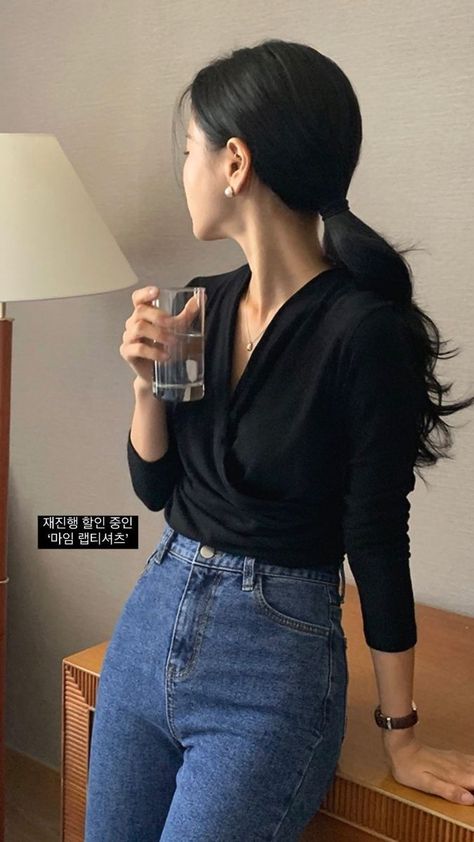 Jeans Frock For Women, Subtle Nails, Casual College Outfits, Everyday Fashion Outfits, Casual Day Outfits, Elegante Casual, Quick Outfits, The Embrace, Classy Work Outfits