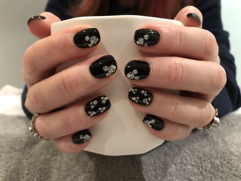 Mickey Mouse nails for a black tie function  #sparkle Black Nails With Mickey Mouse, Sparkle Disney Nails, Disney Nails Black, Black Disney Nails, Mickey Mouse Christmas Nails, Disney Gel Nails, Flashy Nails, Disney Themed Nails, Christmas Nails Short