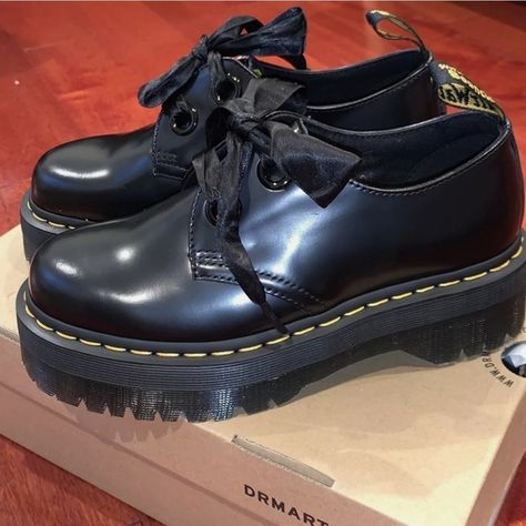 Doc Martens Holly Patent Leather Size 8 Platform Oxford Shoes Doc Martens Holly, Platform Docs, Shoes Doc Martens, Platform Oxford Shoes, Women Oxfords, Oxford Platform Shoes, Oxford Platform, Dr Martens Black, Style Reference