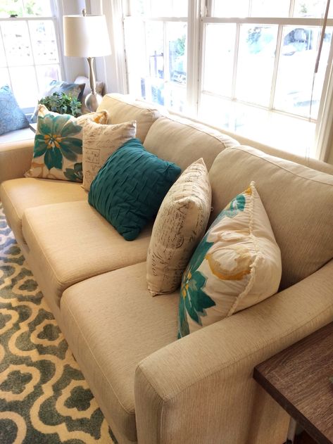 Decorating With Teal Living Rooms, Cushions On Sofa Color Schemes, Decorative Pillow Ideas, Dark Teal Living Room, Beige Sofa Living Room, Teal House, Teal Living Room Decor, Tan Living Room, Stylish Living Room Furniture