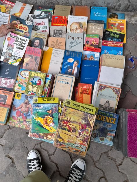 book shops beside the road. College Aesthetic Indian, Desi College Aesthetic, College Street Kolkata Photography, Indian Street Aesthetic, Indian College Aesthetic, Kolkata Photoshoot, College Street Kolkata, Kolkata Street Photography, Kolkata Aesthetic