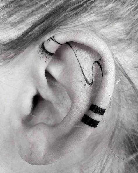 Tattoo Ear, Barbed Wire Tattoos, Branch Tattoo, Tattoo Trend, Geniale Tattoos, Head Tattoos, Tattoo Work, Cover Up Tattoos, Tattoo Trends