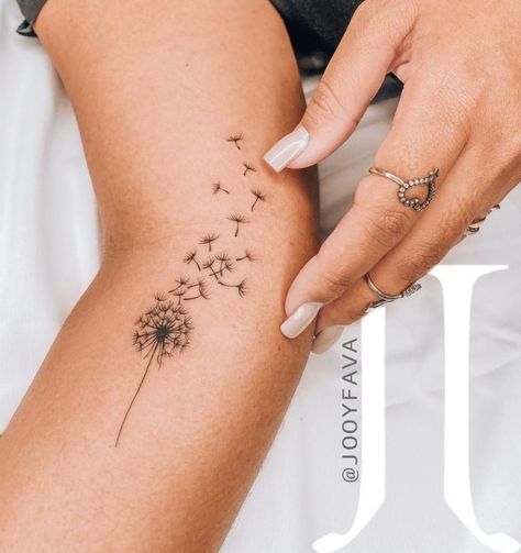 Dandelion Tattoo Design, Dandelion Tattoo, Muster Tattoos, Inspiration Tattoos, Tattoos Geometric, Cute Tattoos For Women, Classy Tattoos, Discreet Tattoos, Tattoo Feminina