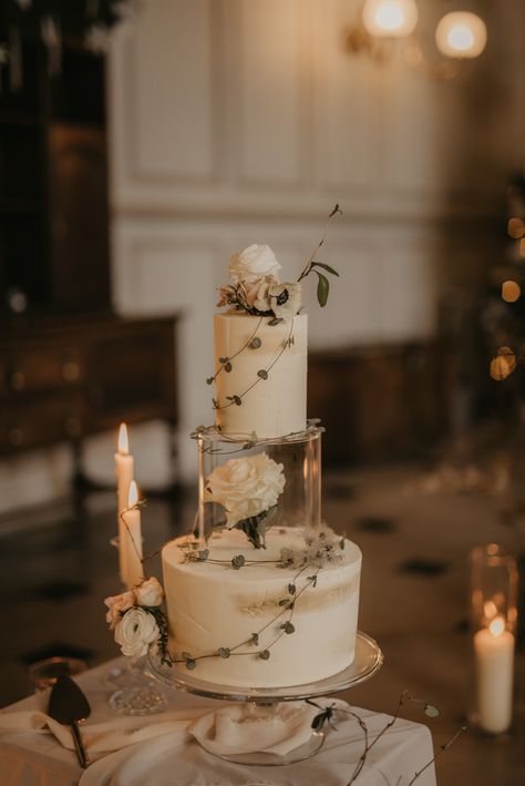 Sparkly Wedding Cakes, Kek Kahwin, Christmas Wedding Inspiration, Winter Wedding Ideas, Elegant Wedding Stationery, Classic Wedding Cake, Dream Wedding Cake, Buttercream Wedding Cake, Wedding Cake Table