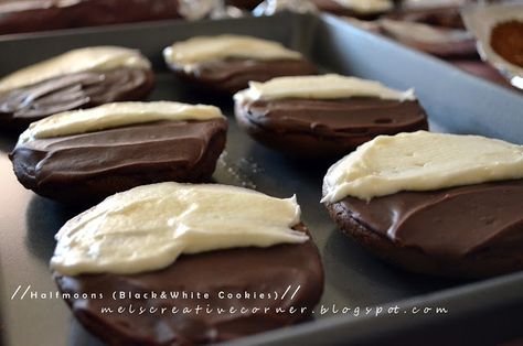 Half Moon Cookies Recipe, Half Moon Cookies, Black White Cookies, Black Cookies, Black And White Cookie Recipe, Moon Cookies, White Cookies, Black And White Cookies, Whoopie Pie