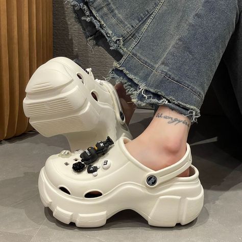 Chunky Crocs Shoes, Sandal Crocs Aesthetic, Croks Slipper Aesthetic Outfit, Korean Crocs, Crocks Shoes Outfit Women, Crock Shoes Outfit, Crocks Outfits, Crock Shoes, High Heel Crocs