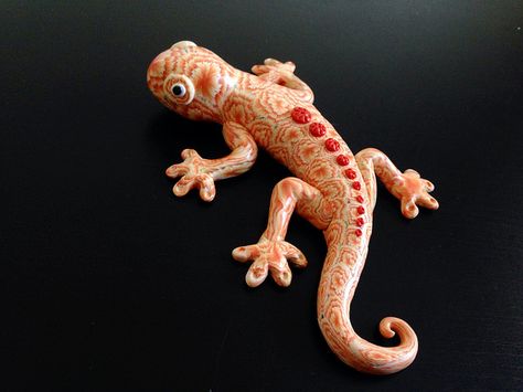 Lizard wall decor..learnt this from artist Meg Newberg's blog..cool idea ! | Flickr - Photo Sharing! Sculpture Art Clay, Ceramic Animals, Art Clay, Sgraffito, Polymer Clay Creations, Clay Sculpture, Polymer Clay Art, Pottery Painting, Clay Pottery