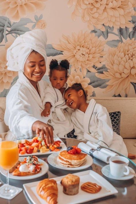 Black Family Travel Aesthetic, Stay At Home Mom Aesthetic Black, Motherhood Black Women, Family Goals Vision Board, Vision Board Family Pictures, Black Family Vacation Aesthetic, Black Stay At Home Mom Aesthetic, Stay At Home Mom Aesthetic Pictures, Black Mom Goals