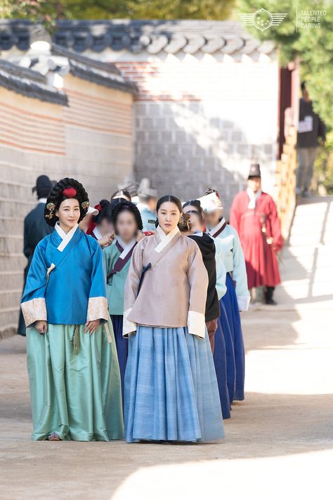 Woman Traditional Dress, Traditional Woman, Traditional Korean Clothing, Ancient Clothing, Korean Princess, Korea Traditional, Korean Traditional Clothing, Joseon Dynasty, Korean Traditional Dress