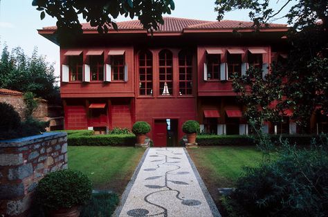 The Developed Eye: A house on the Bosphorus, Istanbul - designed by John Stefanidis John Stefanidis, Turkish Homes, Istanbul Style, Bosphorus Istanbul, Design A House, Architecture Classic, The World Of Interiors, Cartier Jewelry, Future Goals