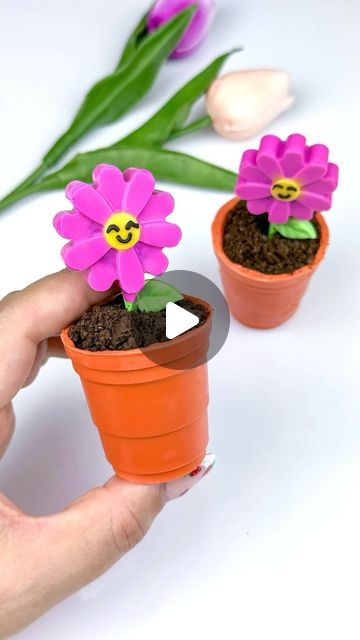 Pudding Dirt Cups, Unique Deserts, Pudding Dirt, Flower Lollipop, Fancy Sugar Cookies, Maria Gomez, Flower Pot Cake, Desert Cups, Dirt Cups