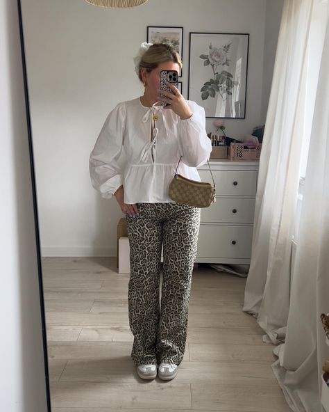 Leopard Print Pants Outfits, Leopard Jeans Outfit 2024, Leopard Print Trousers Outfit, Leopard Print Jeans Outfit, Printed Trousers Outfit, Leopard Outfit Ideas, Print Jeans Outfit, Leopard Jeans Outfit, Leopard Print Pants Outfit