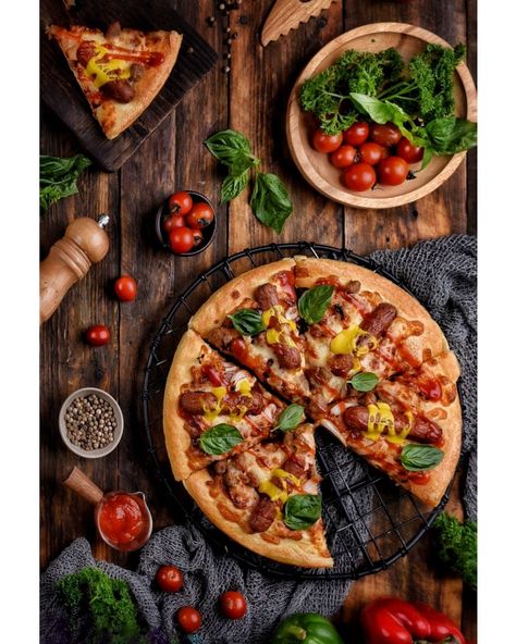 Pizza Photography, Indian Food Photography, Pizza Photo, Instagram Design Creative, Food Art Photography, Photographs Ideas, Photography Styling, Easy Dessert, Instagram Design