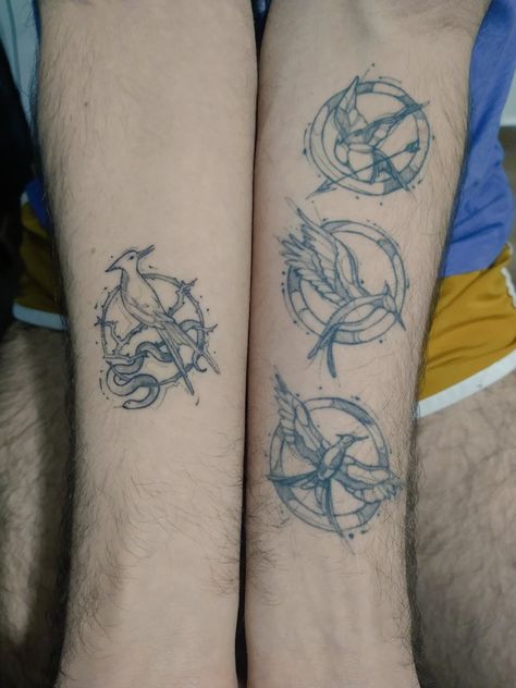 Tatuagem minimalista, Tatuagem no braço, Jogos Vorazes, Hunger Games Hunger Games Tattoo, Bookish Tattoos, Turtle Tattoo, Anime Room, Book Tattoo, Book Posters, Inked Girls, Tattoos And Piercings, Hunger Games