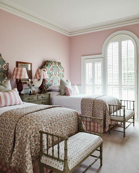 Blyth-Collinson Interiors on Instagram: “In the pink! This pretty bedroom scheme has a happy, light atmosphere, created by the layering of colour and pattern. With twin beds…” Twin Bedroom, Melbourne House, Design A Space, Twins Room, Pretty Bedroom, House Interiors, Big Girl Rooms, Pink Walls, Guest Bedrooms