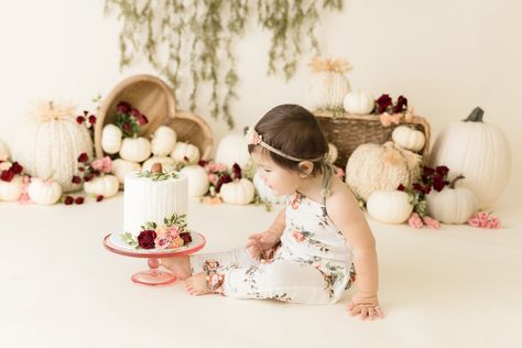 White pumpkins and pink flowers for rustic themed cake smash. #firstbirthday #cakesmashphotography #pumpkincake White Pumpkin Photoshoot, Pumpkin Cake Smash 1st Birthdays, First Birthday Fall Photoshoot, Fall Smash Cake Girl, Fall Cake Smash Girl, Fall First Birthday Photoshoot, Fall Cake Smash, Fall Pumpkin Cake, Pumpkin Cake Smash