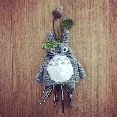 Totoro Pattern, Crochet Key Cover, Crochet Totoro, Bonnet Crochet, Crochet Blog, Key Cover, Crochet Keychain, Key Covers, Crochet Gifts