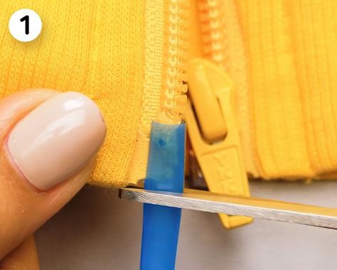 Zipper Repair Hacks Straw, Flower Making With Paper, Zipper Problems, Wax Paper Transfers, Fix Broken Zipper, Fix A Zipper, Zipper Repair, Hanging Craft, Broken Zipper